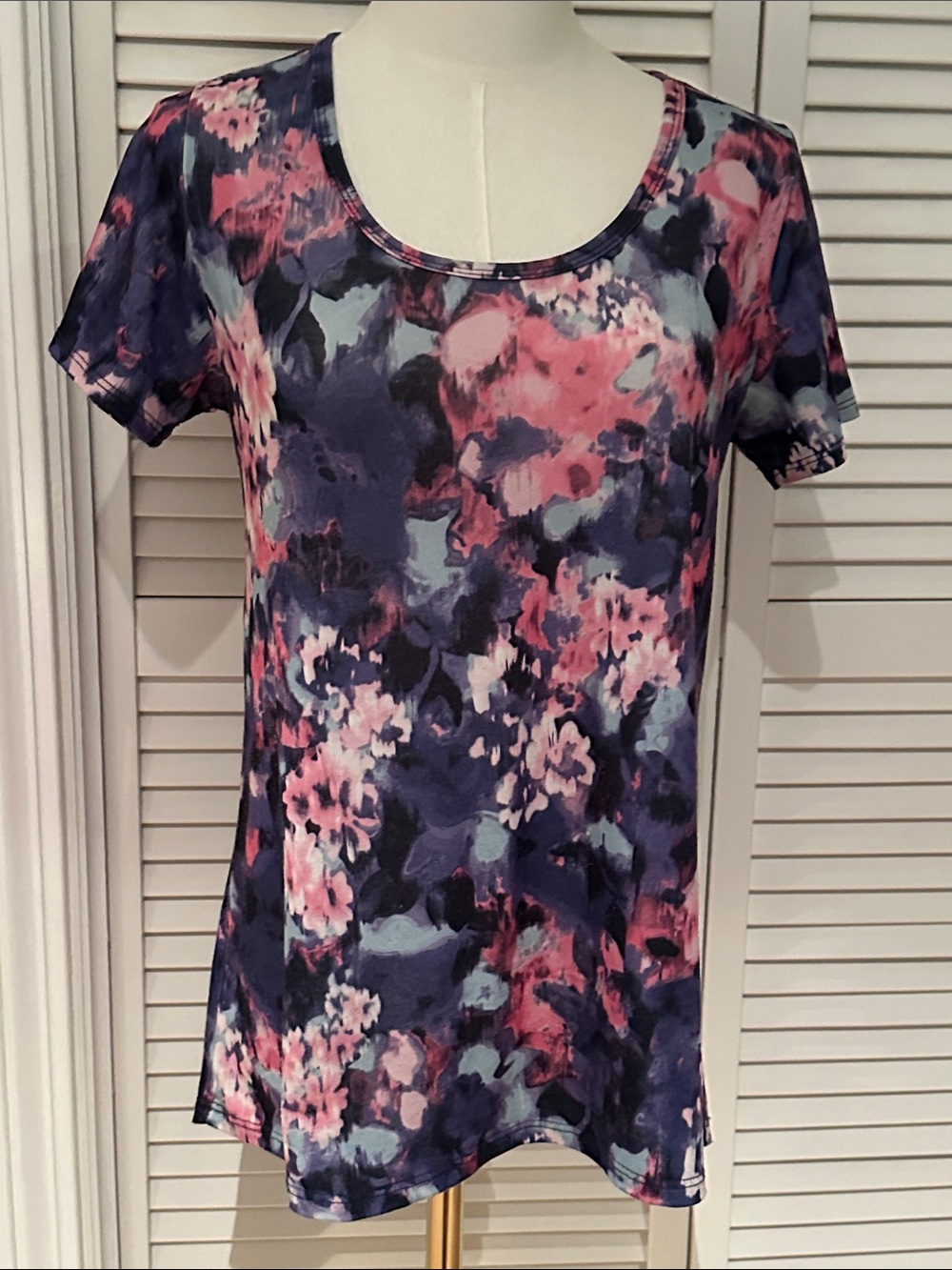 LuLaRoe Short Sleeve Scoop Neck Top in Pink & Blue Watercolor Floral